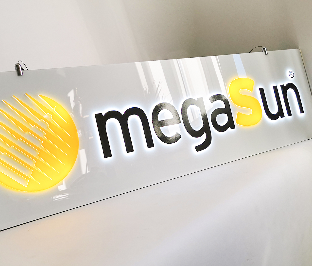 megaSun – Acrylschild mit LEDs – Zweyloeven Werbeproduktion GmbH